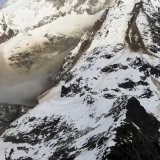 Des rochers et des débris provenant d'un éboulement se trouvent sur le glacier du Nest, sur un flanc du mont Bietschhorn dans le Lötschental. Photo prise lundi sur un alpage au-dessus de la localité de Wiler. (Photo d'archives) KEYSTONE/PETER KLAUNZER